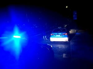 radiowóz i taksówka nocą