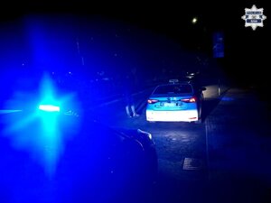 radiowóz i taksówka nocą