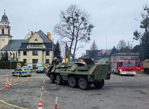 pojazd militarny, policjanci, radiowozy policyjne i wóz strażacki