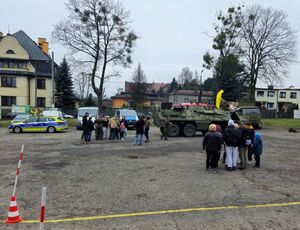 pojazd militarny, policjanci i radiowozy policyjne