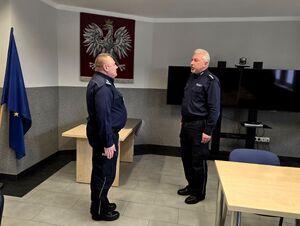 na sali dwóch policjantów stających naprzeciwko siebie