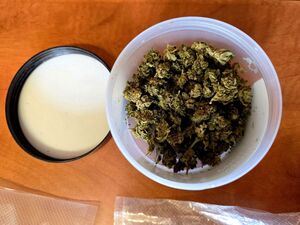 leżący na stole susz roślinny w okrągłym pudełku