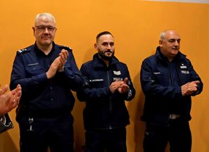 widzimy trzech policjantów bijących brawa