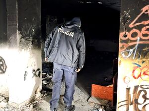 policjant wchodzący do pustostanu