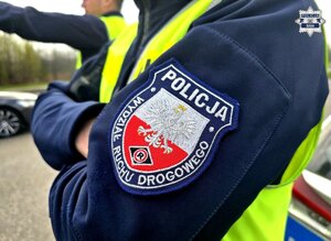 emblemat policyjny na ramieniu policjanta, na nim napis Policja Wydział Ruchu Drogowego
