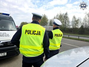 dwaj policjanci ruchu drogowego przy drodze
