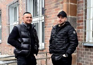 przed budynkiem komendy dwóch nieumundurowanych policjantów