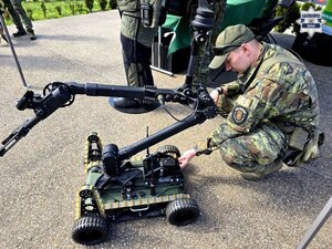 mężczyzna w stroju moro przy pojeździe