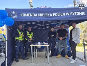 policjanci przy stoisku profilaktycznym