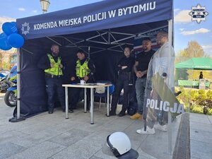 policjanci przy stoisku profilaktycznym