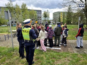 uczestnicy turnieju policjantka i troje policjantów soją w grupie