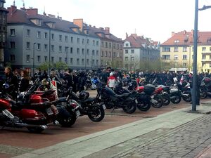 motocykle i osoby zgromadzone na bytomskim rynku