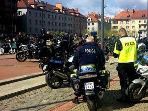 policjanci obok motocykli służbowych, przed nimi motocykle i osoby zgromadzone na bytomskim rynku
