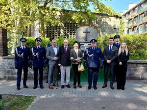 policjanci, prezydent Bytomia oraz rodzina Marka Sienickiego przy pomniku Sienickiego pozujący do zdjęcia