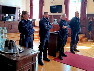 w sali sądowej policjantka i trzech policjantów