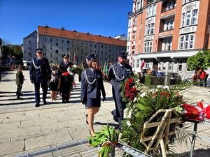 mundurowi przed pomnikiem w trakcie składania kwiatów