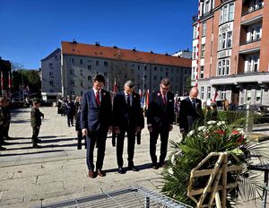 przedstawiciele miasta, w tym prezydent oddający pokłon przed ponikiem