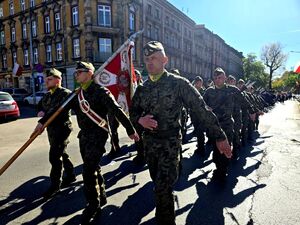 maszerujący żołnierze