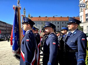 policjanci ze sztandarem, oraz pozostali mundurowi ustawieni w trzech rzędach