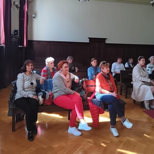 osoby siedzące w sali sądowej