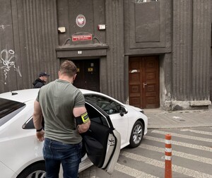 nieumundurowani policjanci przed bytomską prokuraturą