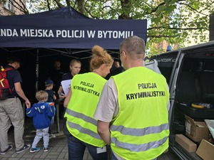 policjantki i policjanci przy stoisku mundurowych