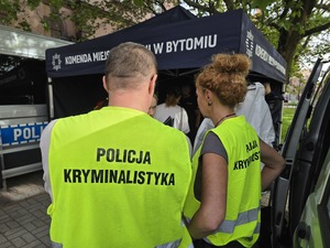 policjantki i policjanci przy stoisku mundurowych