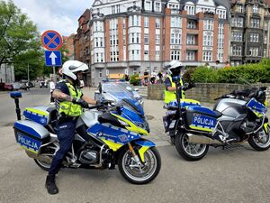 dwóch policjantów na motocyklach służbowych