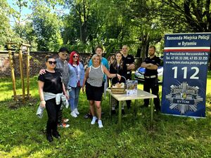 uczestnicy i policjanci pozujący do zdjęcia