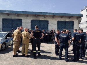 mundurowi, policjanci i strażacy stojący na placu