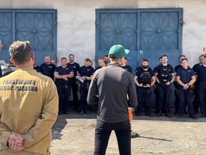 mundurowi, policjanci i strażacy stojący na placu
