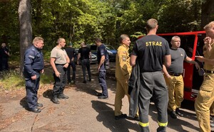 mundurowi, policjanci i strażacy przy nich radiowozy