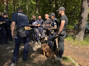 policjanci i pies służbowy
