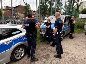 policjanci przy radiowozach służbowych