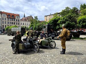 motocykle i pojazdy militarne wraz z uczestnikami zlotu
