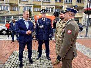 przedstawiciele służb mundurowych w tym bytomskiej komendy w trakcie rozmowy na rynku