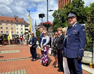 zastępca bytomskiego komendanta i zgromadzone osoby na rynku stoją obok siebie