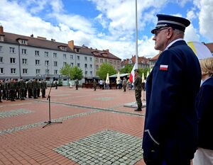 zastępca bytomskiego komendanta obok uczniowie klas mundurowych w strojach moro ustawieni w kilu rzędach na placu