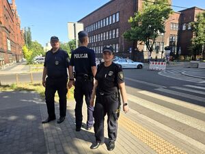 policjant, strażnik miejski i strażniczka miejska