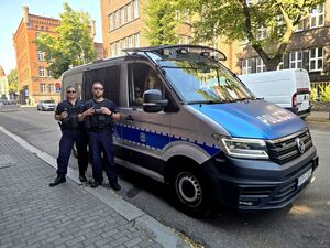dwóch policjantów przy radiowozie
