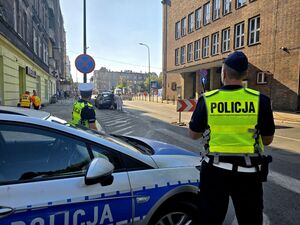 dwóch policjantów przy radiowozie
