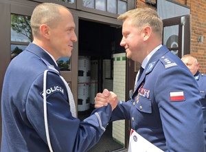 Pierwszy Zastępca Komendanta Wojewódzkiego Policji w Katowicach i Pierwszy Zastępca Komendanta Miejskiego Policji w Bytomiu uśmiechnięci trzymają dłonie w uścisku