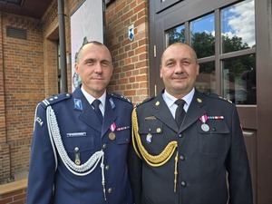 Pierwszy Zastępca Komendanta Miejskiego Policji w Bytomiu i Komendant Państwowej Straży Pożarnej w Bytomiu stoją obok siebie