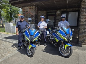 dwa motocykle służbowe przy nich troje policjantów drogówki