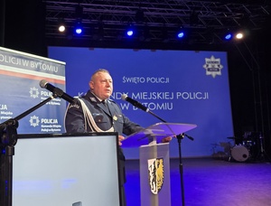 bytomski komendant przemawia przy mównicy do mikrofonu