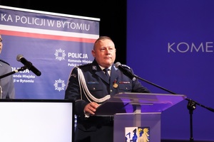 bytomski komendant przemawia przy mównicy do mikrofonu