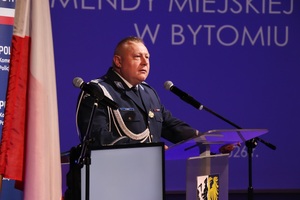 bytomski komendant przemawia przy mównicy do mikrofonu