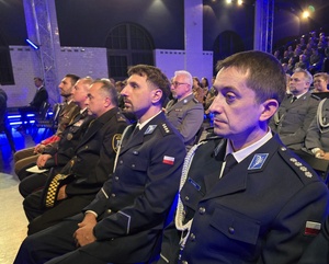 policjanci siedzący na sali
