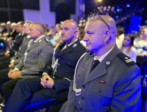 policjanci siedzący na sali
