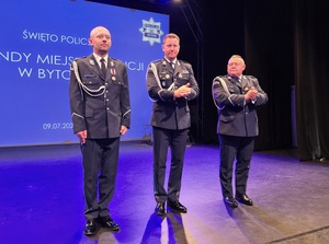 na scenie odznaczony policjant obok wojewódzki komendant i bytomski komendant biją mu brawa
